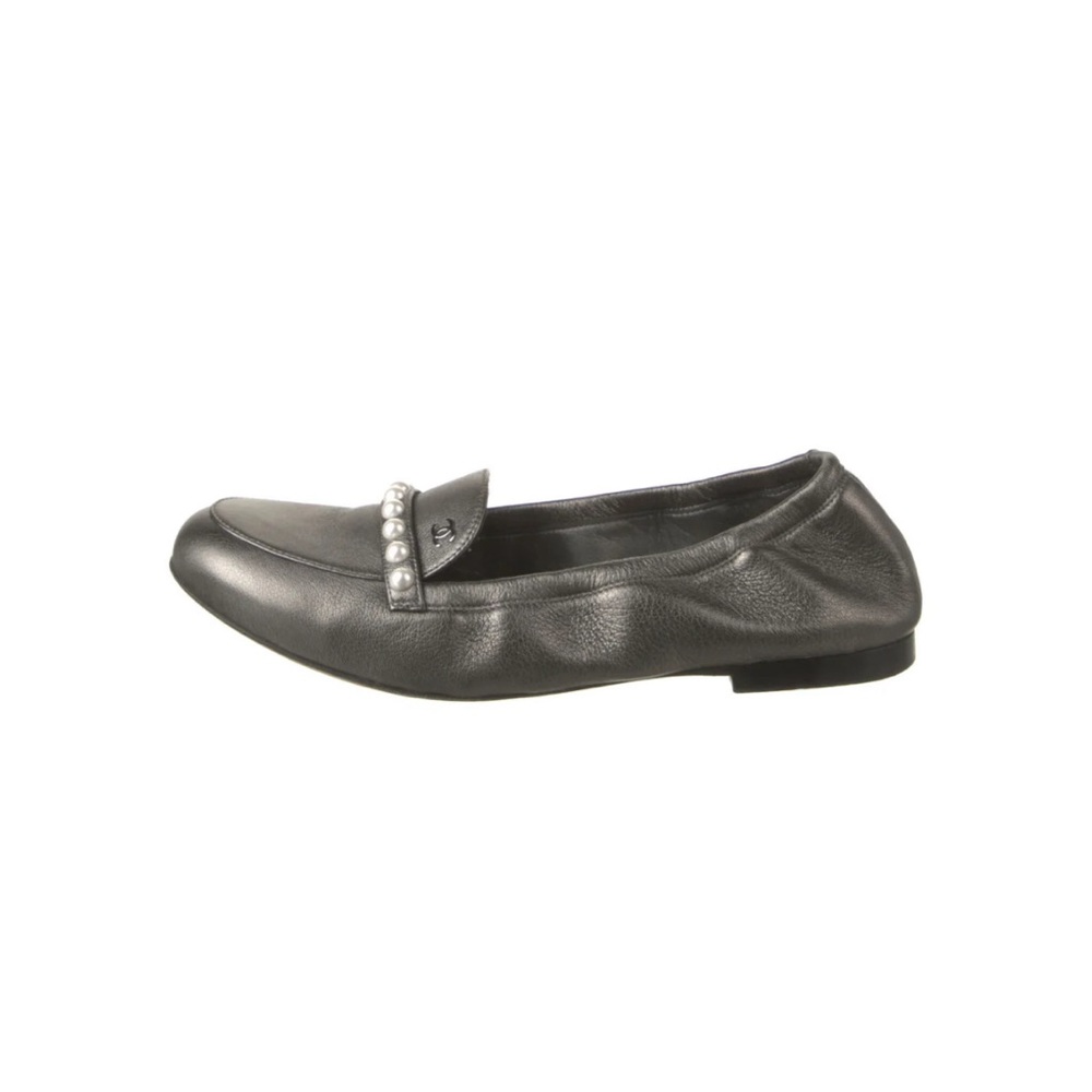 Chanel 2018 Interlocking CC logo loafers. Size 9. Authentic